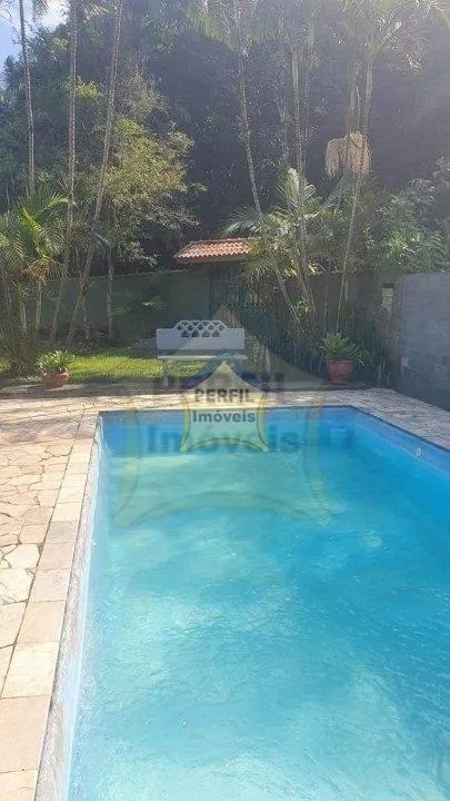 LINDA CASA à  venda no   bairro Jardim Clube de Campo, com3 dorm, 1 suíte, 200 m de  área construída